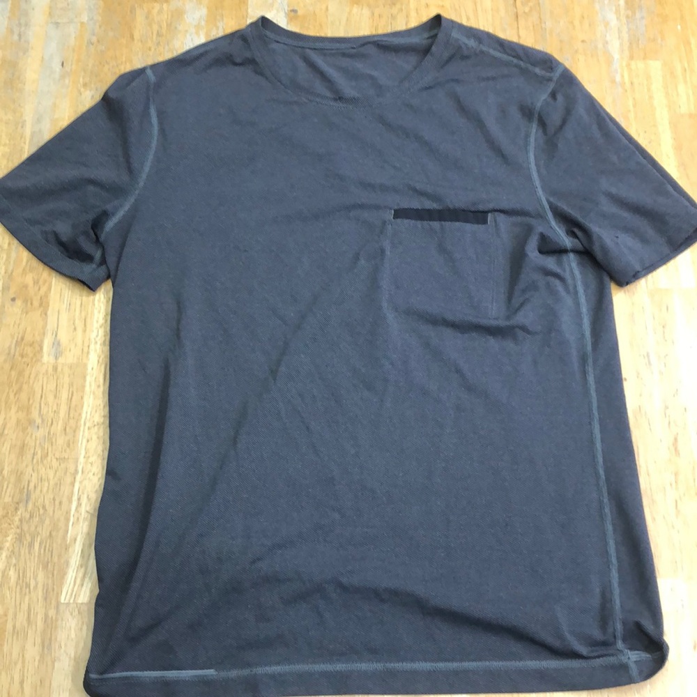 Men’s M lululemon gray pocket t shirt
